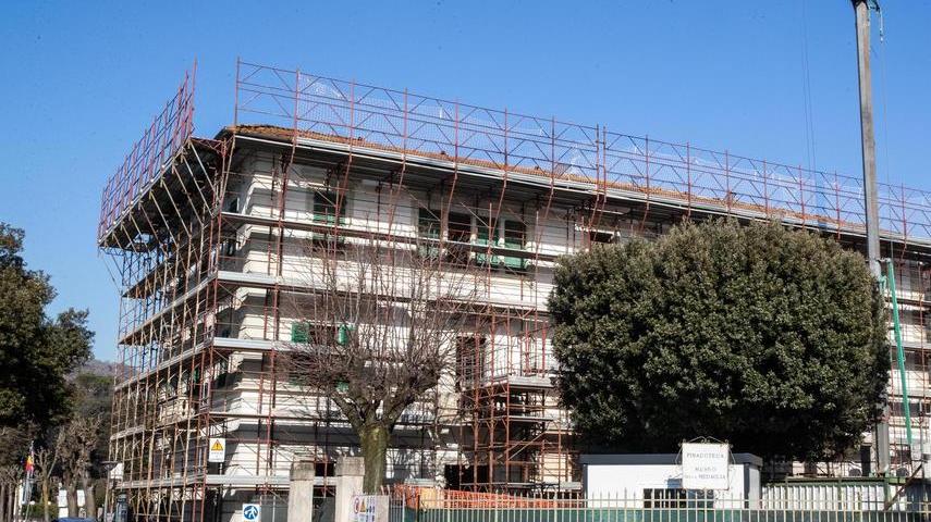 Impalcature attorno a Villa Ortensie, sede dell’Accademia d’arte Scalabrino (Foto Nucci)