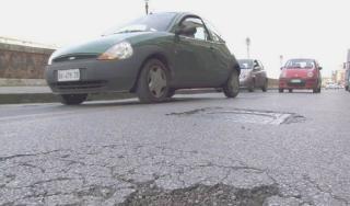 Strade piene di pericolie non si sa come ripararle