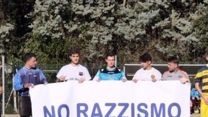 Dopo le offese in campo contro il razzismo