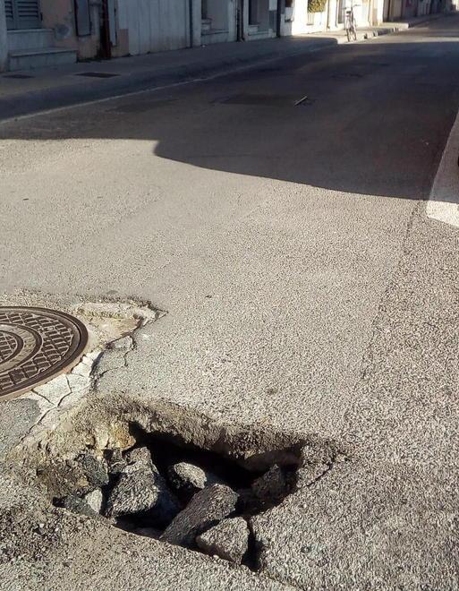 Si apre una grossa buca in via Alfio Maggiani, lato mare