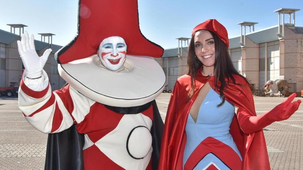 Burlamacco e Ondina con i costumi storici