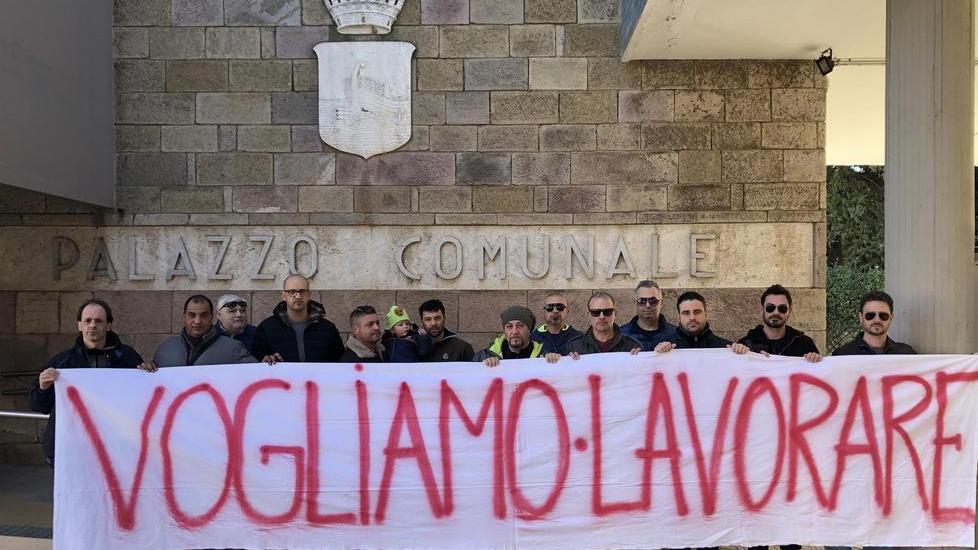 Inceneritore: gli operai davanti al Comune