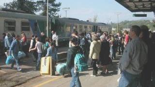 La stazione di Castelnuovo, sulla linea Lucca-Aulla