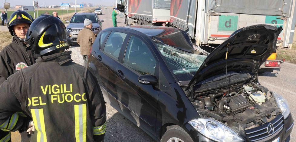 Si scontra con un tir e resta incastrata dentro l’abitacolo 