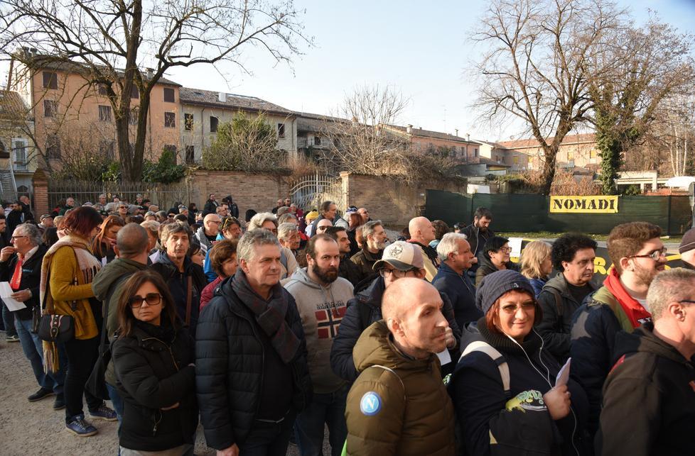 Tutti in fila per il biglietto