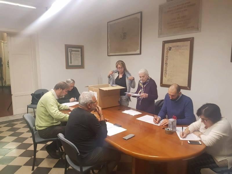 Un momento dello scrutinio (foto dal profilo Facebook Svs Pubblica Assistenza)