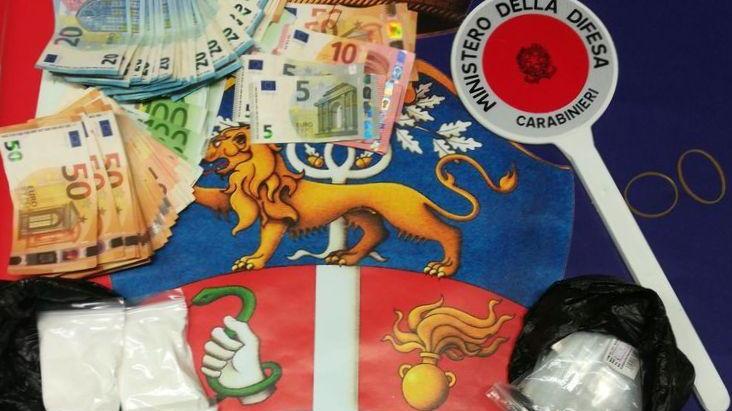 I soldi e la droga sequestrata dai carabinieri
