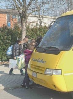Alunni salgono sullo scuolabus
