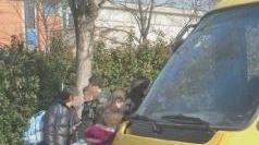Alunni salgono sullo scuolabus