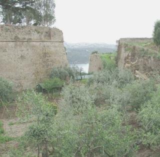 Le imponenti mura di Forte San Giacomo intorno alle quali si snoda il percorso didattico