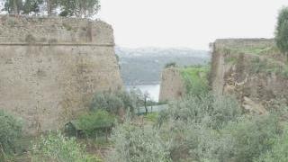 Le imponenti mura di Forte San Giacomo intorno alle quali si snoda il percorso didattico
