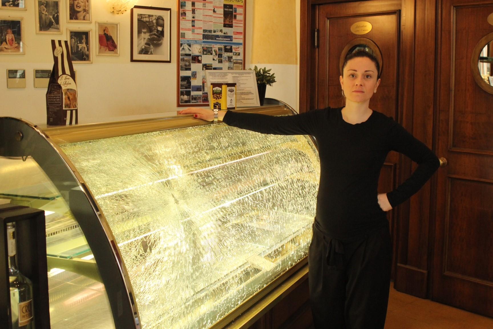 La vetrina del Cafè Chocolat spaccata dai ladri (Sproviero-Batavia)