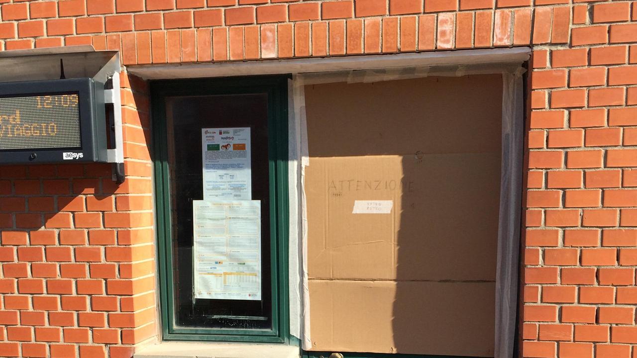 La sede autisti della Ctt Nord con il cartone al posto del vetro rotto