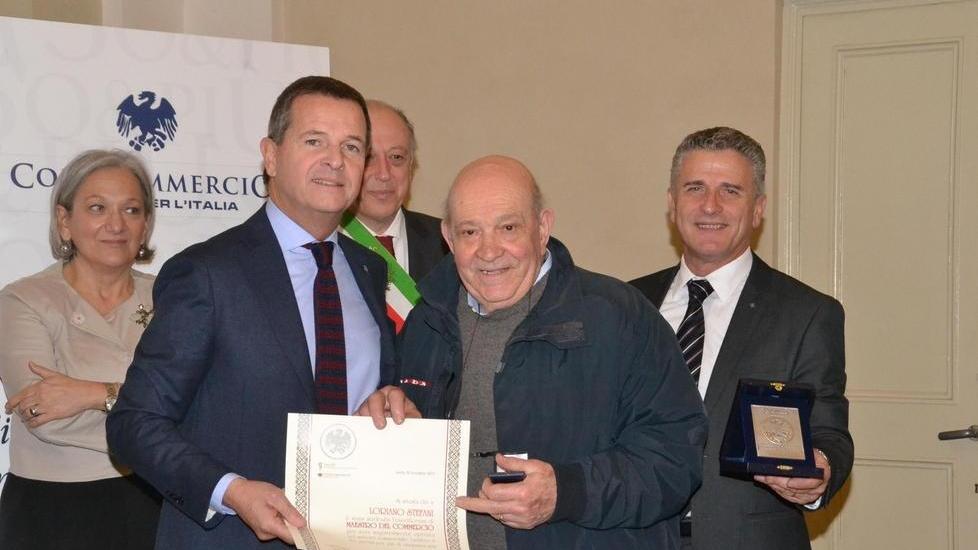 Loriano Stefani durante la premiazione nella sede di Confcommercio