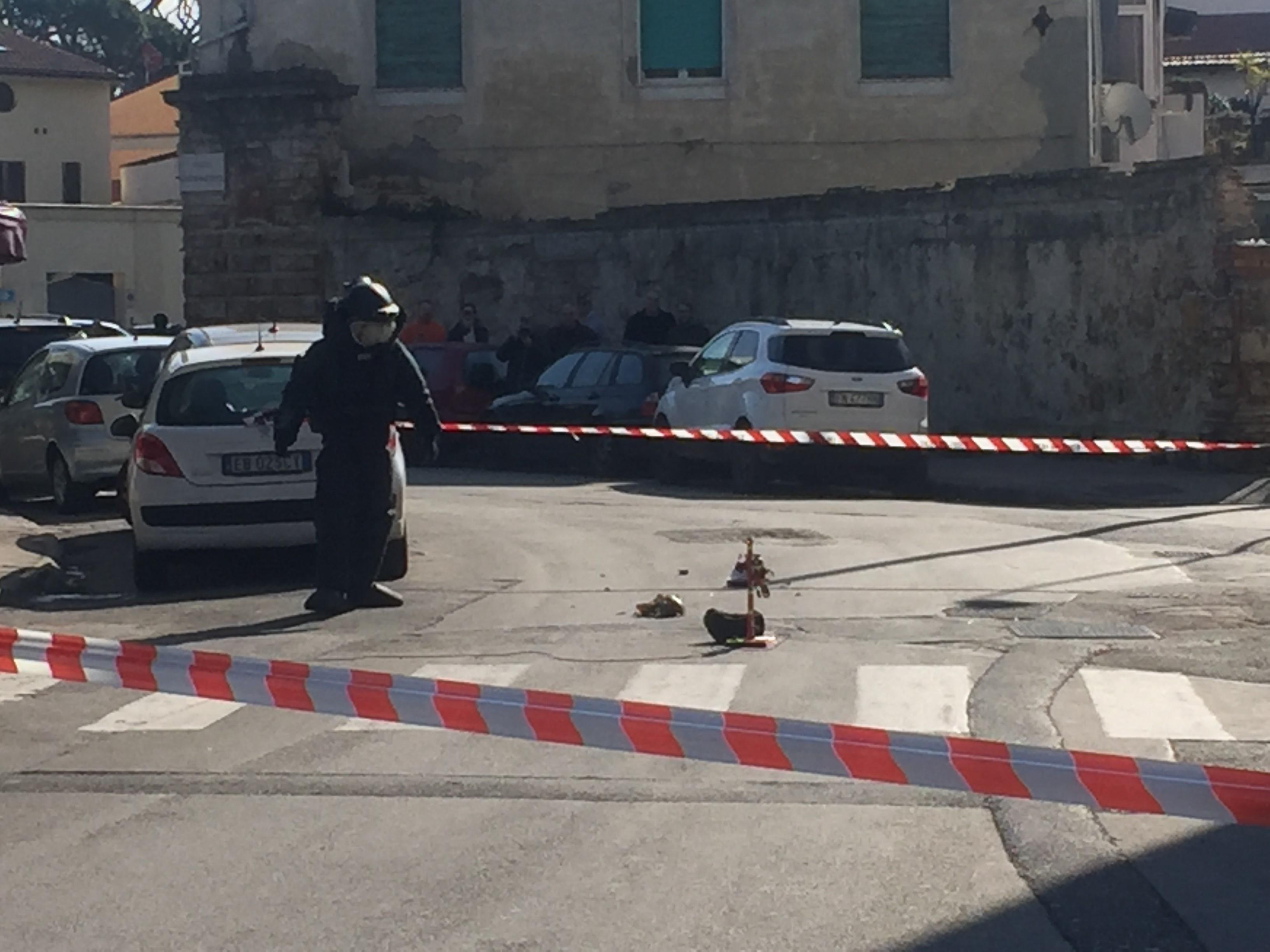 Un artificiere in azione in piazza Roma