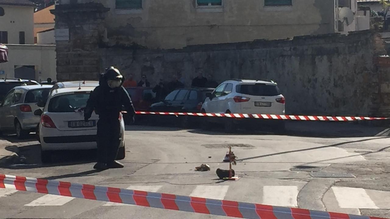 Un artificiere in azione in piazza Roma