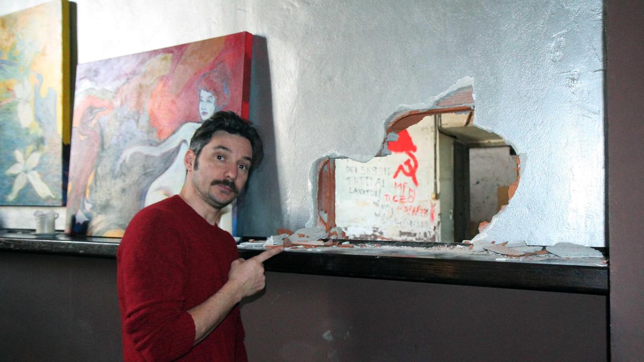 Il direttore Francesco Cortoni mostra il buco da dove sono entrati i ladri (foto Corrado Salvini/Pentafoto)
