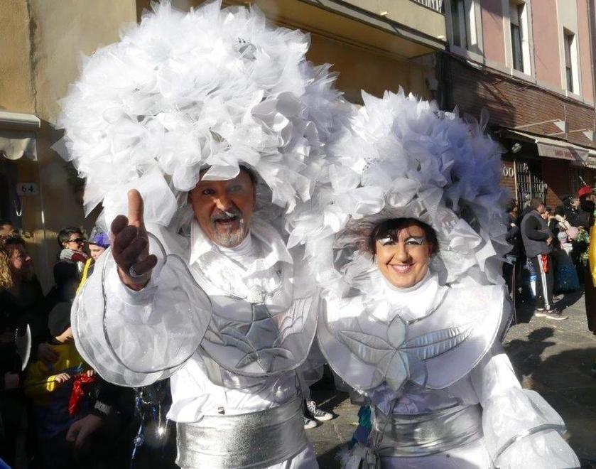 Due maschere durante la sfilata (foto Enzo Russo)