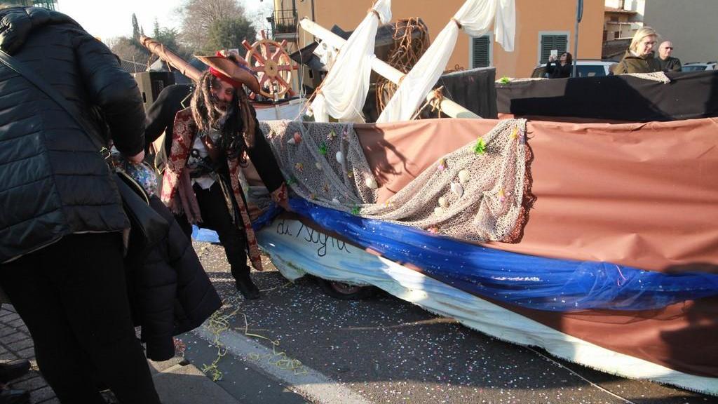 Il "pirata" mostra uno pneumatico bucato che ha costretto il vascello a fermarsi (foto Di Sapio)