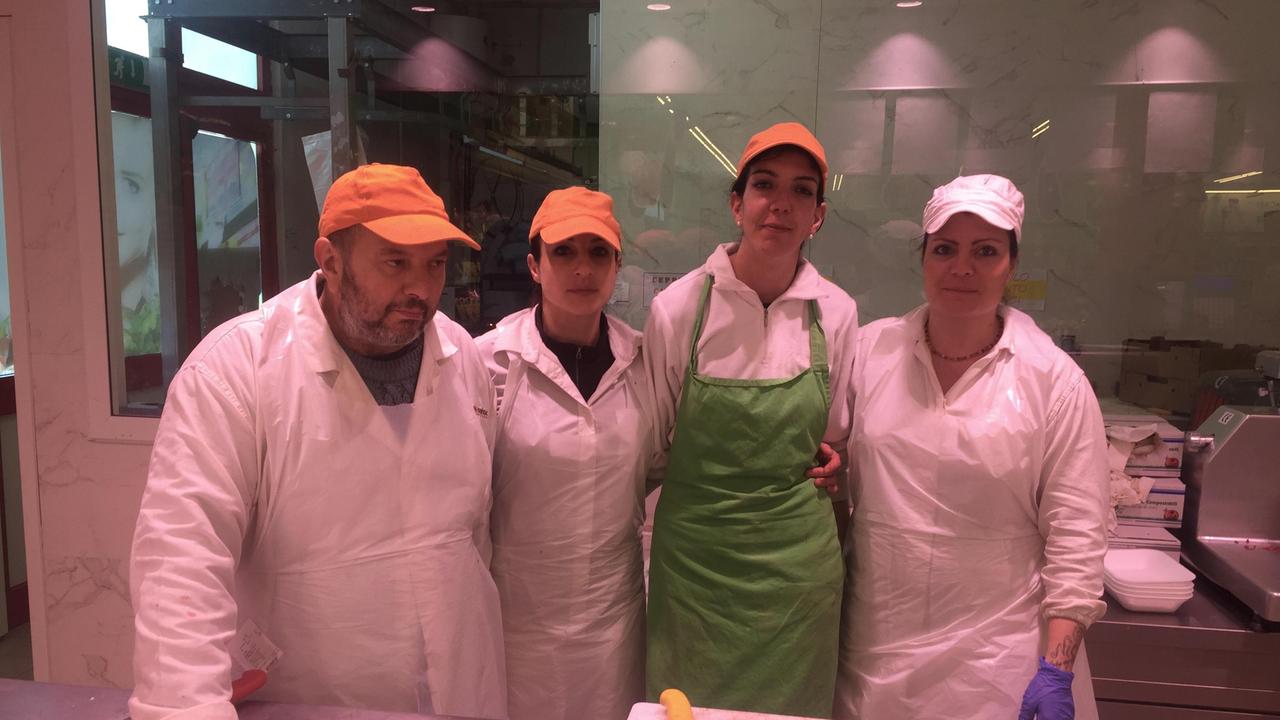 I dipendenti del reparto di macelleria del Tuodi. Da sinistra: Bruno Ferro, Lorj Pannocchia, la caporeparto Erika Mancini e Martina Mannucci;