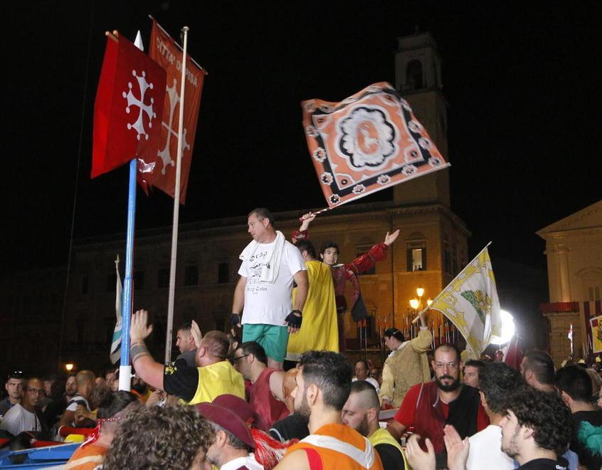 I festeggiamenti sul ponte di Mezzogiorno dopo il successo nella scorsa edizione (Foto Muzzi)
