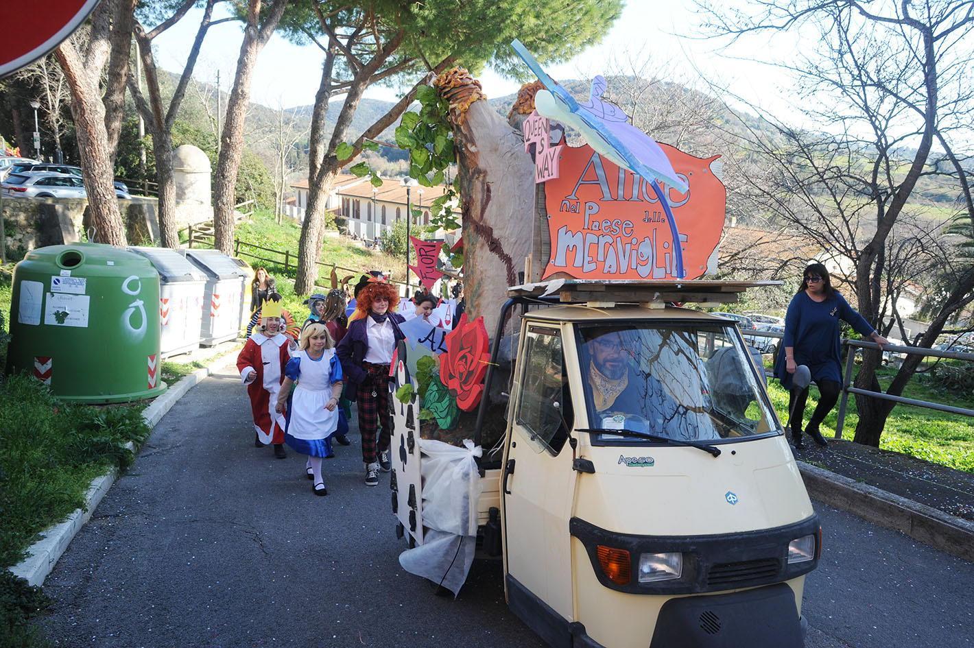 L'Apino dedicato alla favola di Alice nel paese delle meraviglie (foto Paolo Barlettani) 