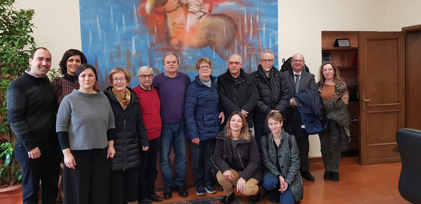 Nella foto il sindaco Lorenzini, l'assessore De Masi, il vice- sindaco Simone Calamai, la presidente della San Vincenzo de' Paoli, Paola Barni, la vice-preside Elena Ciabatti, Carlo Puonsi della Dussmann Service e vari volontari della San Vincenzo de' Paoli 
