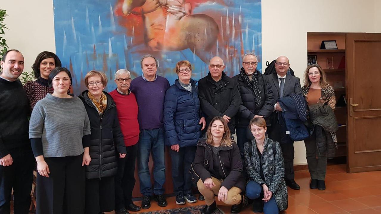 Nella foto il sindaco Lorenzini, l'assessore De Masi, il vice- sindaco Simone Calamai, la presidente della San Vincenzo de' Paoli, Paola Barni, la vice-preside Elena Ciabatti, Carlo Puonsi della Dussmann Service e vari volontari della San Vincenzo de' Paoli