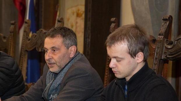 Il sindaco Giurlani (a sinistra) alla riunione con i pendolari (Foto Nucci)