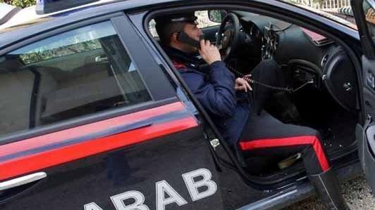 Chiedono di usare il bagno e le rubano soldi e gioielli