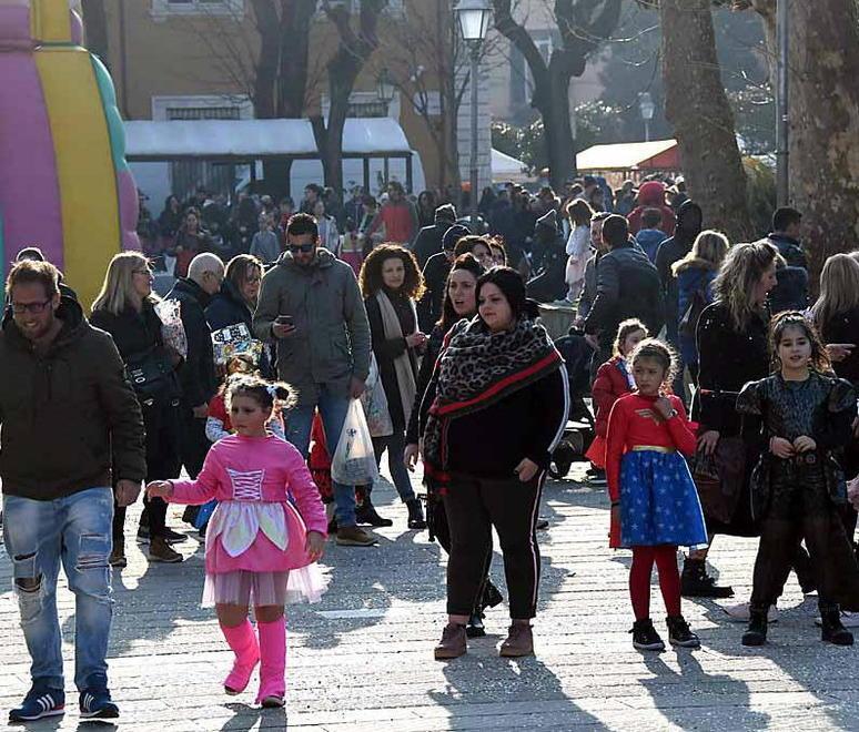 Carnevale che passione, maschere colorate animano il centro ed è subito successo