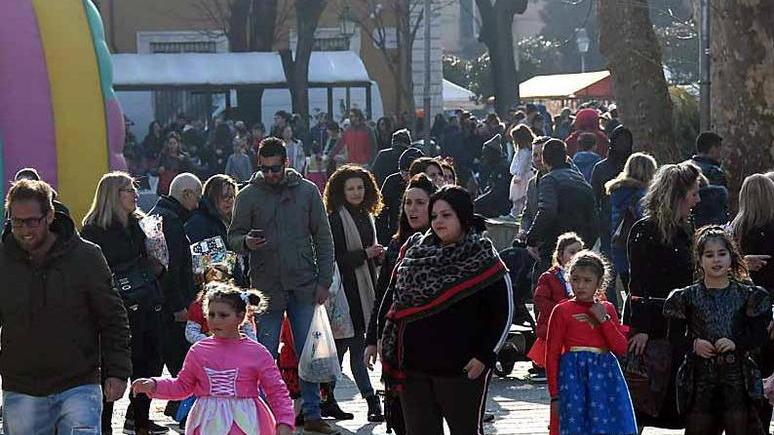 Carnevale che passione, maschere colorate animano il centro ed è subito successo