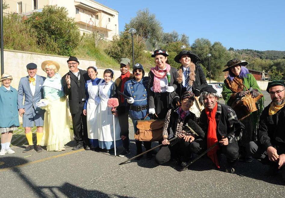 Carnevale degli Apini, un centinaio di figuranti e tante baby maschere per le strade di Riotorto
