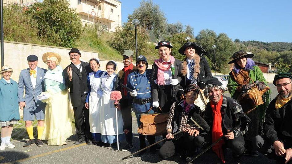 Carnevale degli Apini, un centinaio di figuranti e tante baby maschere per le strade di Riotorto