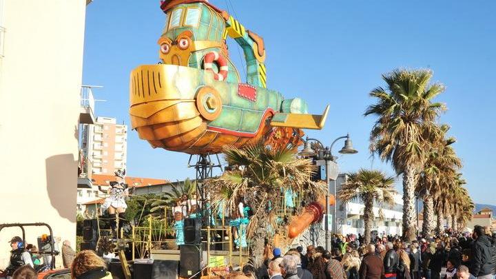 Il sole bacia la seconda sfilata nel Golfo