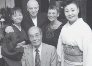Sopra Marina van Hoecke (la seconda da destra) insieme al fratello Micha, alla moglie Miki e ai genitori della donna A fianco un’altra immagine di Marina van Hoecke