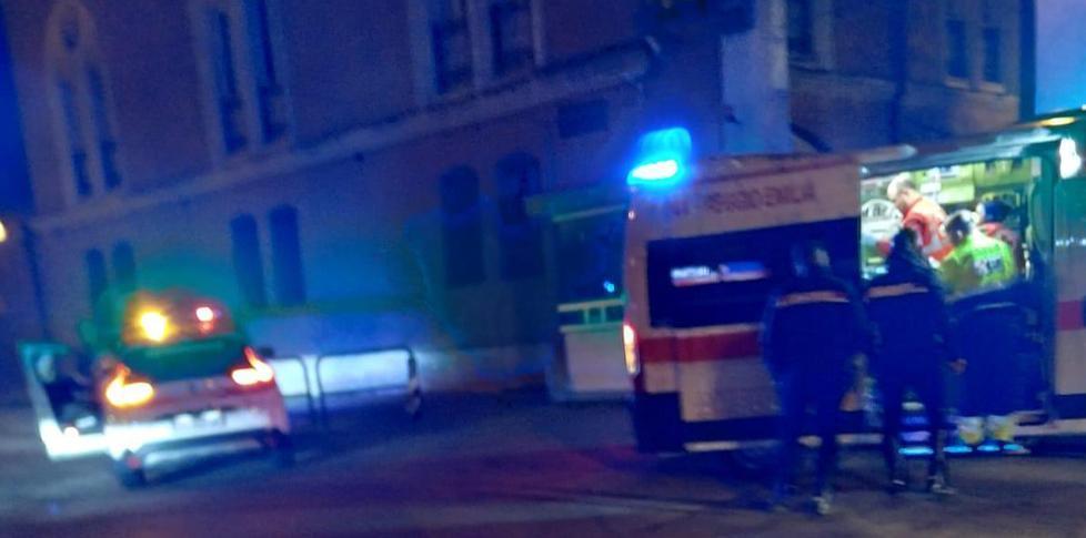 Ancora gravissimo l’uomo accoltellato davanti all’Esperia 