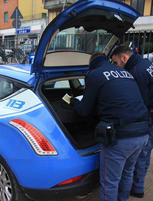 Scendono dall’auto e si prendono a schiaffi per un banale litigio