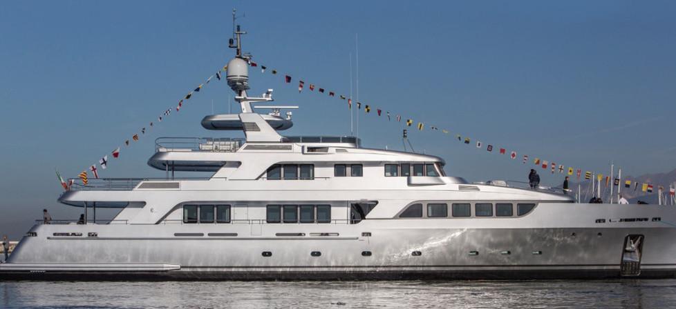 Codecasa vara lo yacht di Pier Silvio Berlusconi: è un 43 metri con suite 