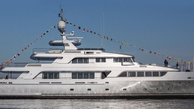 Codecasa vara lo yacht di Pier Silvio Berlusconi: è un 43 metri con suite