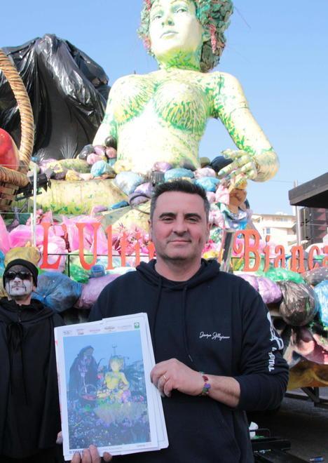 Carnevale, oggi in regalo con Il Tirreno il carro di Allegrucci