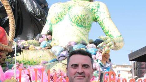 Carnevale, oggi in regalo con Il Tirreno il carro di Allegrucci