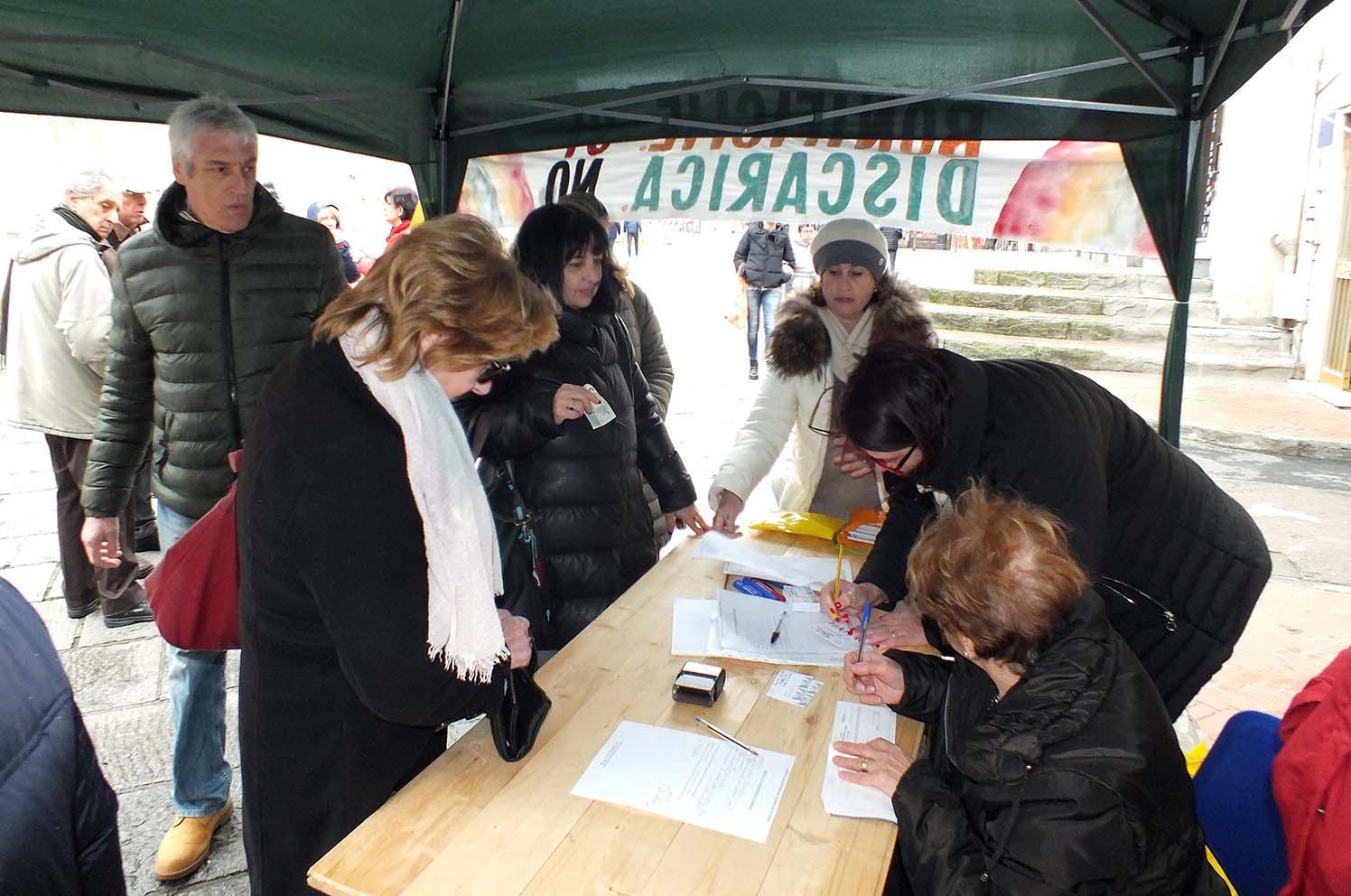 Un banchetto del comitato Salute Pubblica (foto Paolo Barlettani)