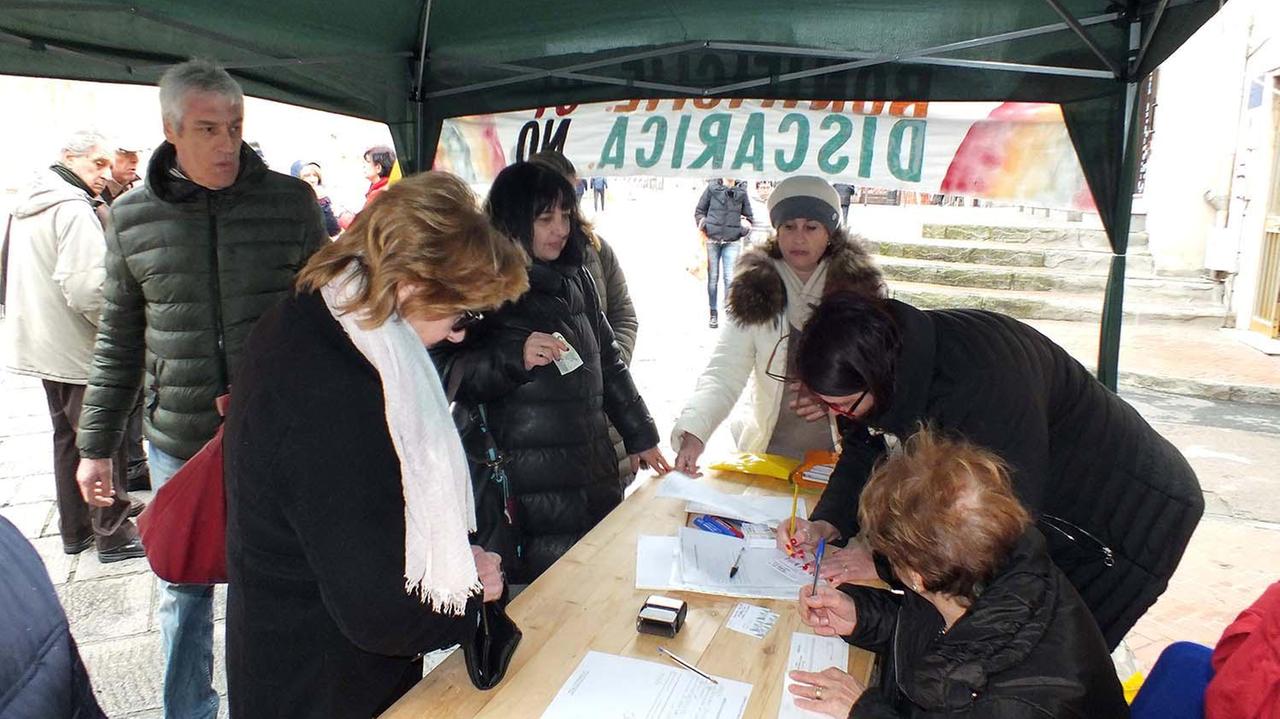 Un banchetto del comitato Salute Pubblica (foto Paolo Barlettani)