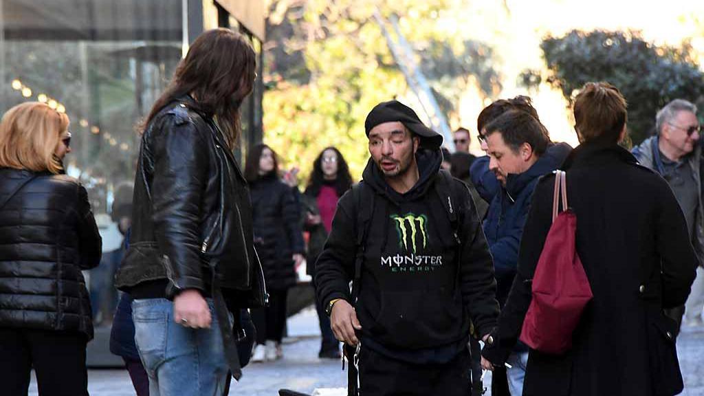 Spicciolino in via Roma mentre parla con alcuni passanti (foto Cuffaro)