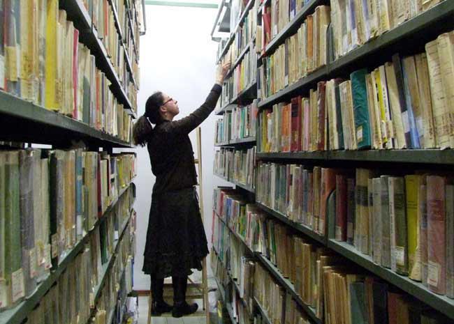 Gli scaffali della biblioteca in via Cavour (foto Paolo Barlettani) 
