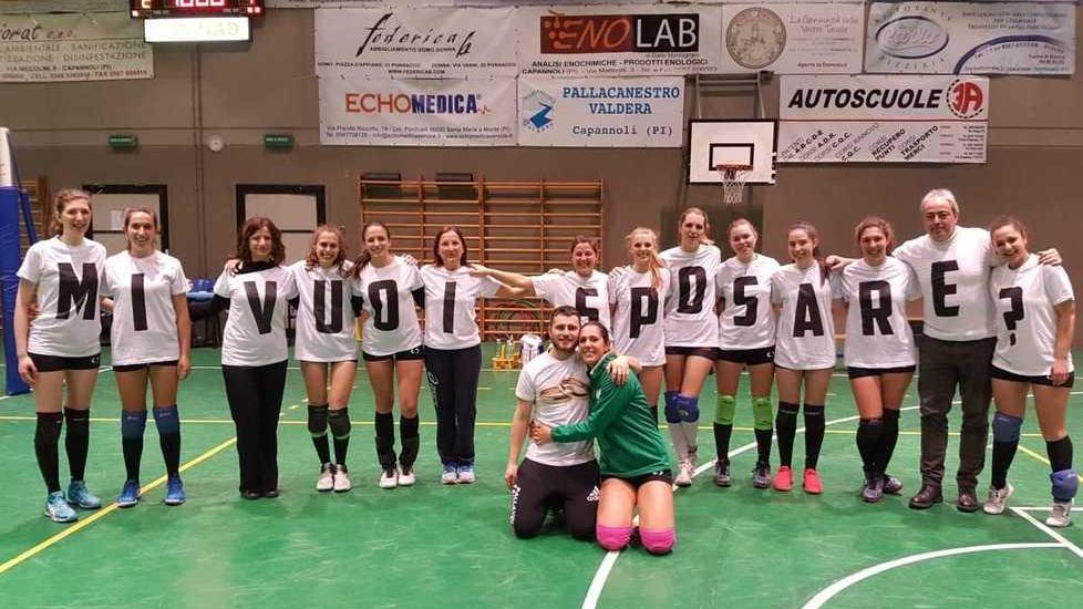 Nico e Jessica sul parquet di Capannoli insieme alle giocatrici della Pallavolo San Bartolomeo protagoniste della proposta di matrimonio