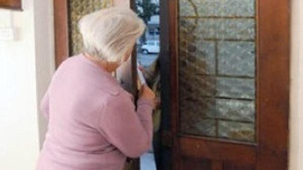 Un'anziana apre a uno sconosciuto (foto d'archivio)