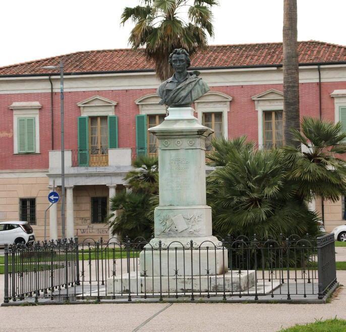 Cade dalle scale mentre visita Villa Paolina: «Pronti a far causa»