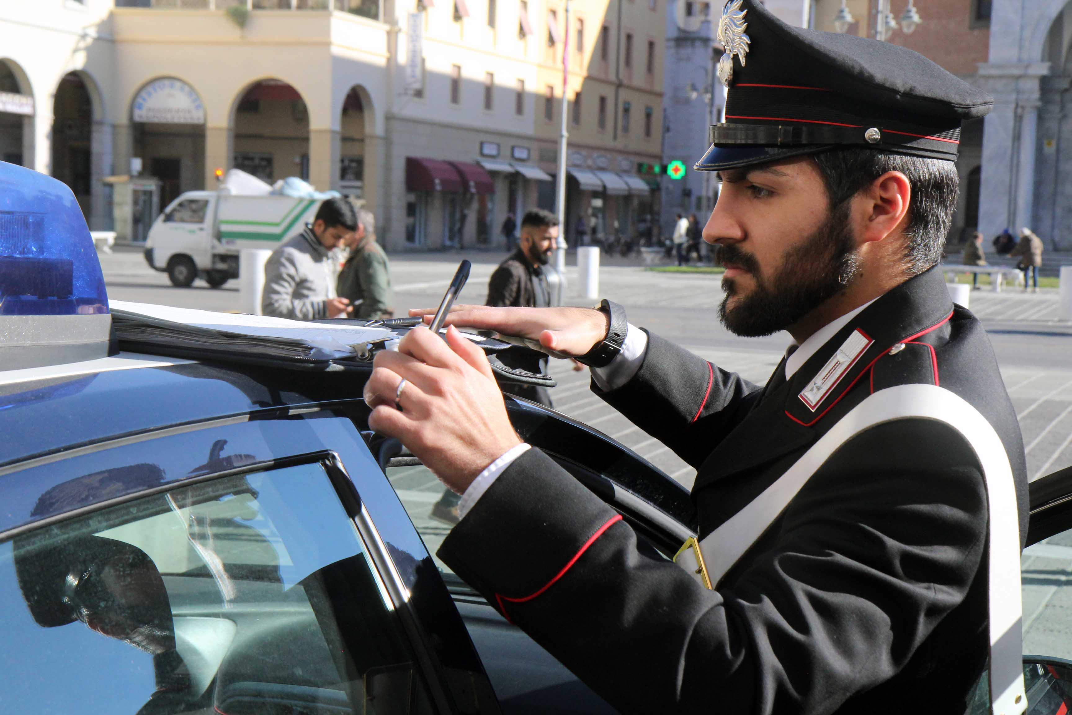 Un carabiniere impegnato nei controlli (foto Corrado Salvini/Pentafoto)